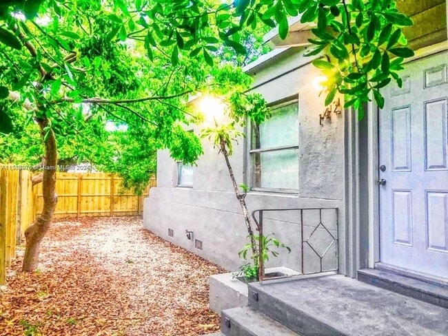 Building Photo - 142 NE 56th St