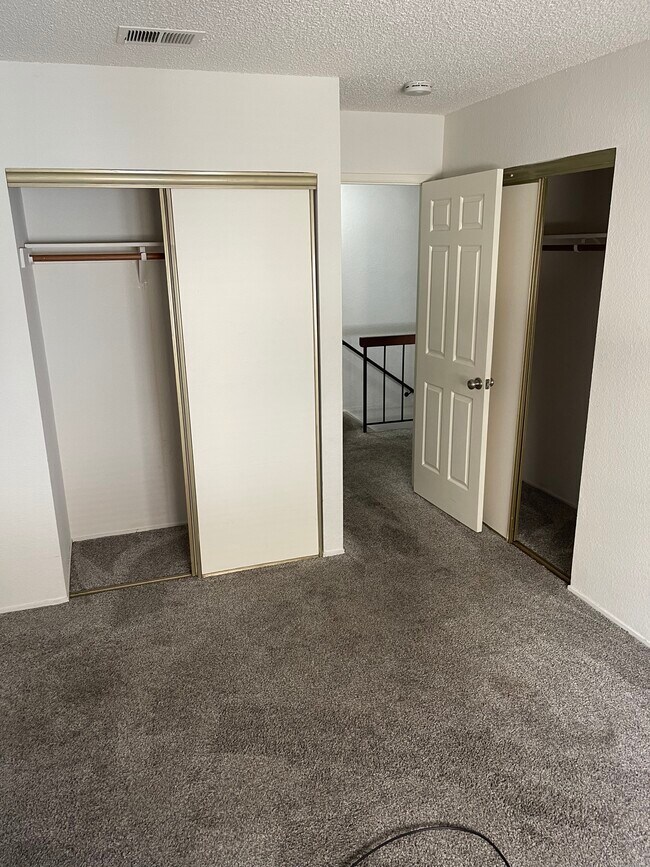 Segundo dormitorio grande - 2595 El Portal Dr