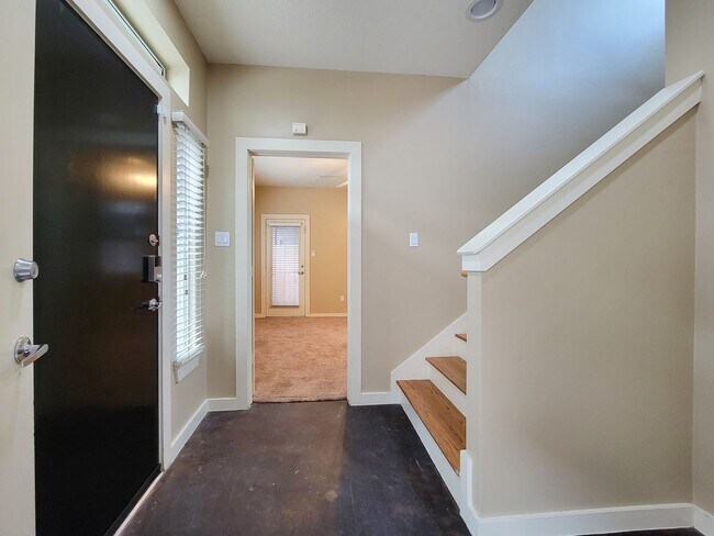 Foto del edificio - Elegant Gated Townhome Offering Unparallel...