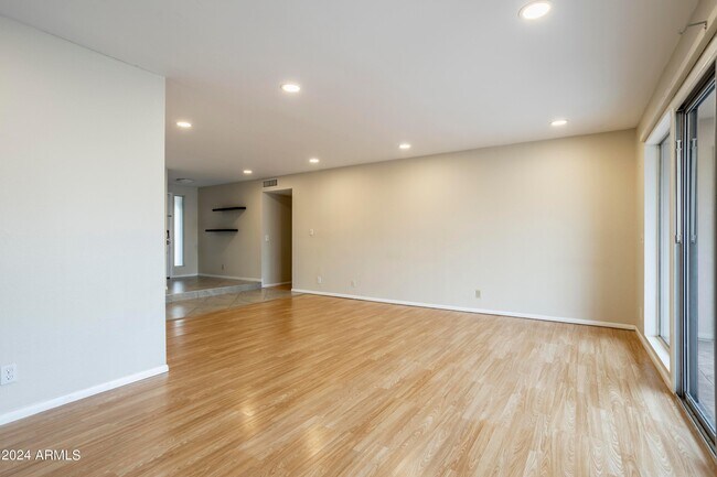 Building Photo - 302 W Shawnee Dr