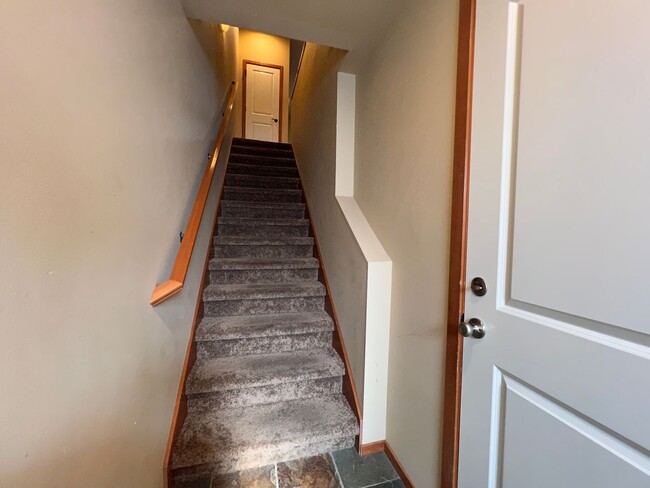 Building Photo - Spacious 2 Bed 2.5 Bath Townhome with Atta...