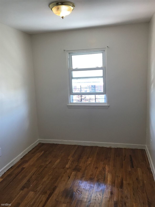 Foto del edificio - 4 br, 1 bath  - 905 E 218th St