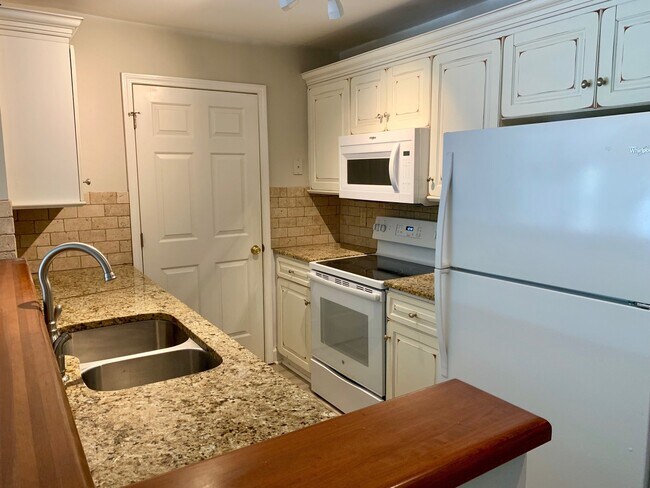 Building Photo - Three Bedroom Waterfront Condo Mooresville