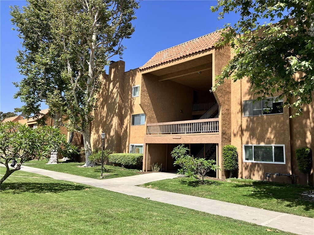 Foto principal - 6600 Warner Ave