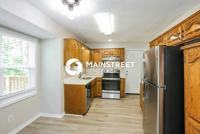 Building Photo - 4 Bedroom Pet-Friendly Home in Kansas City, MO with Main Street Renewal