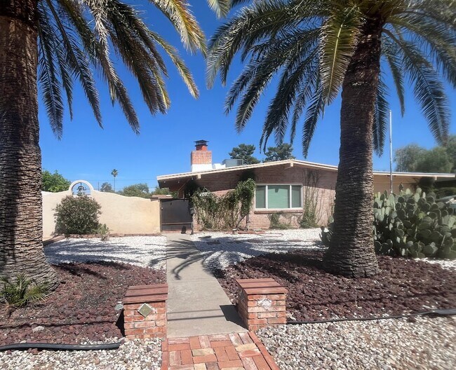 Foto del edificio - 2724 N Cherry Ave