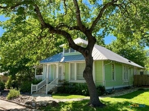 Building Photo - 414 W San Antonio St