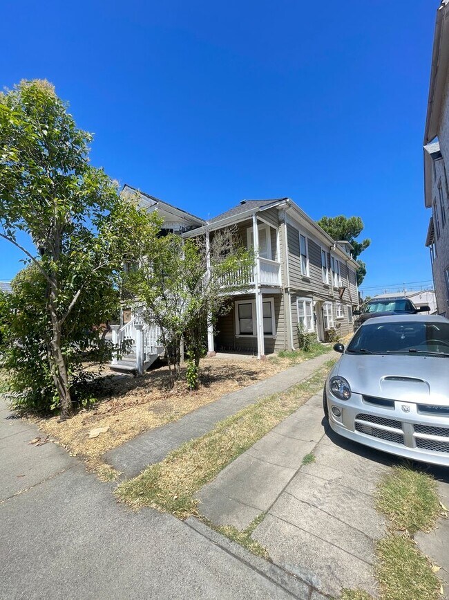 Building Photo - 329 B St