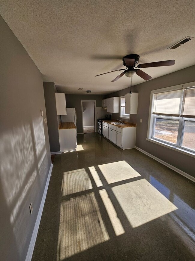 Building Photo - 4 Bedroom Home in Wilmington, NC!