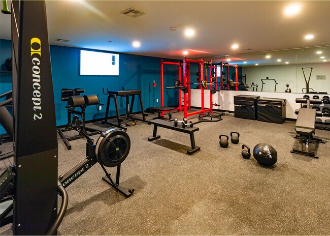 Gimnasio Rogue de peso libre completo - 40 E Cherry St