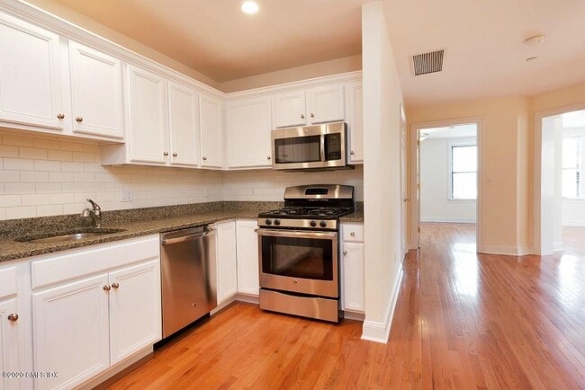 Building Photo - 2 E Elm St