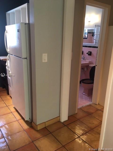 Foto del edificio - 8132 Harding Ave