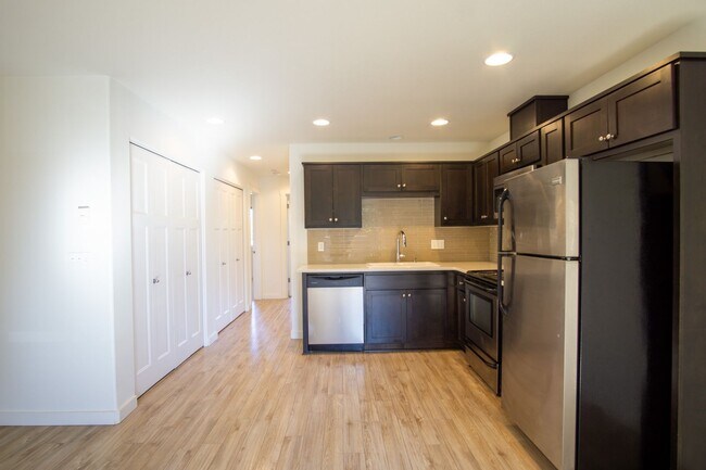 Photo - Stylish 2Bdr w/Stainless Appl, W&D, Private Balcony Apartment