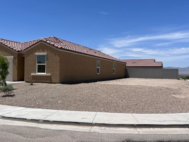 Foto del edificio - 4 BR NEW with  Huge front and rear fenced ...