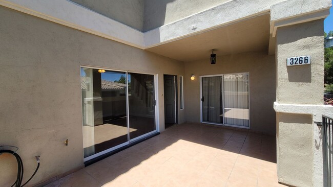 Foto del edificio - GATED TOWN HOUSE IN SUN TERRANCE COMMUNITY