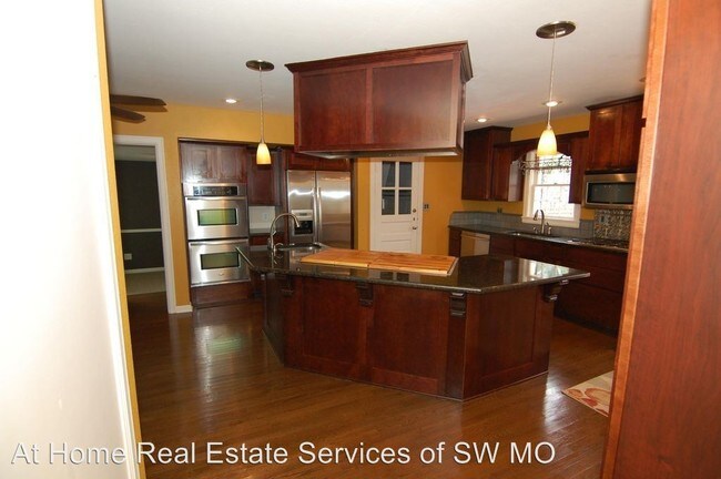 Building Photo - 3 br, 3 bath House - 1055 E University