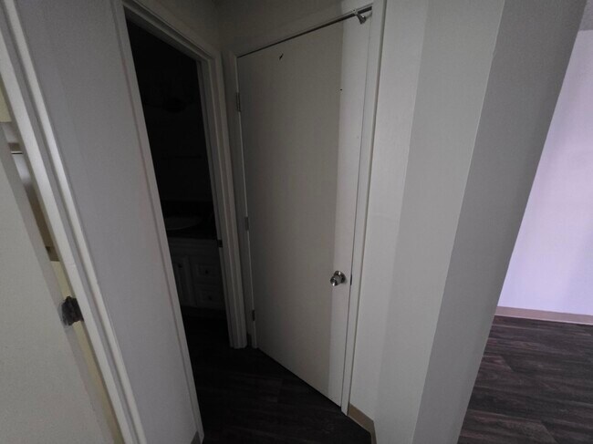 Building Photo - 256 Powell St E