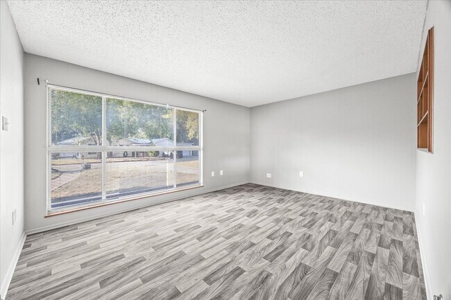 Building Photo - Luxurious 2-Bedroom Haven in Prime Locatio...