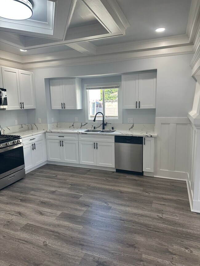 Building Photo - Beautifully Remodeled 4-Bedroom, 2-Bathroom Single-Family Home