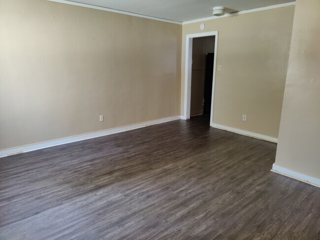 Building Photo - Spacious 2 bedroom!