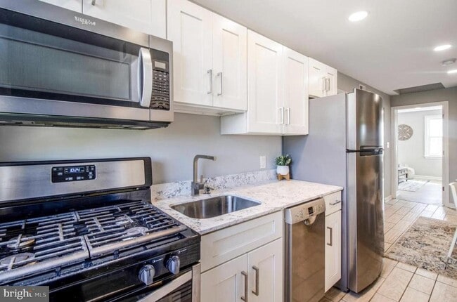 Building Photo - 1149 Summit St NE