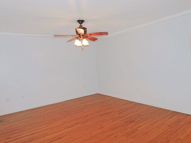 Foto del edificio - Split Level Single Family Home with Fenced...
