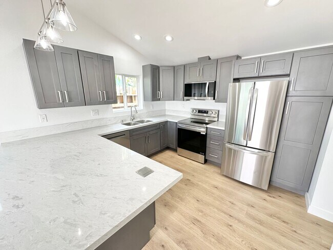 Foto del edificio - Stylishly Remodeled 2BD/1.5BA with Private Yard & In-Unit Laundry