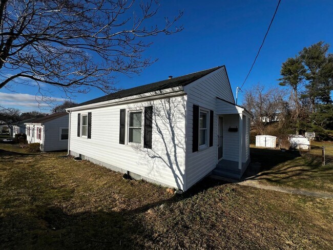 Building Photo - Radford, 2 BR / 1 BA, Available 2/20/26