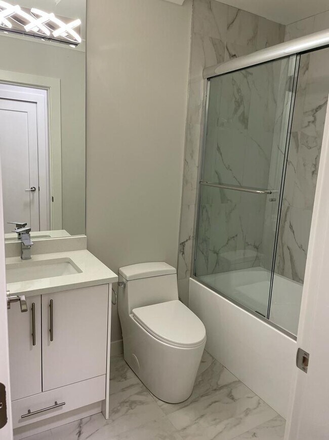 Photo du bâtiment - 15655-1577B 77B Ave