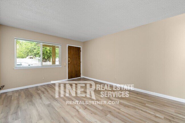 Building Photo - Clean 3 bedroom duplex in fantastic neighb...