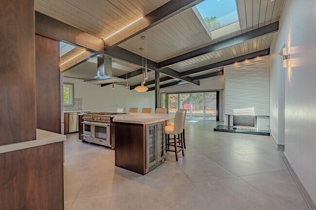 Foto del edificio - Luxurious Modern Living in the Heart of San Diego with Solar!