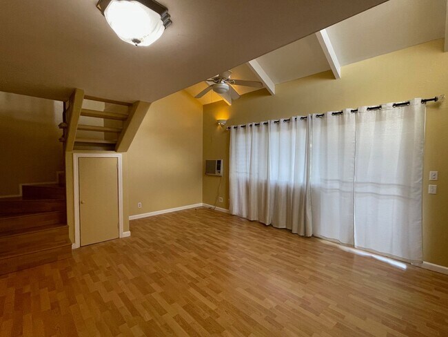Foto del edificio - Partly Furnished 2-bedroom + bonus room lo...