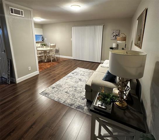 Foto del edificio - 5809 Harvest Hill Rd