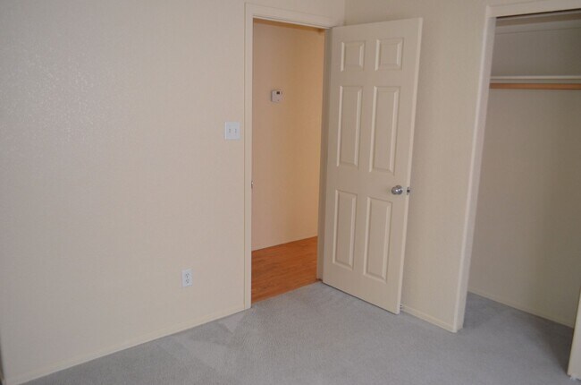 Building Photo - Cul-de-Sac three bedroom two bath split fl...