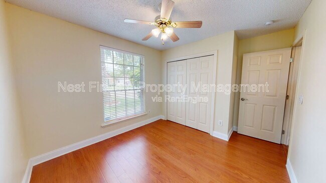 Foto del edificio - 11201 Wandering Oaks Dr