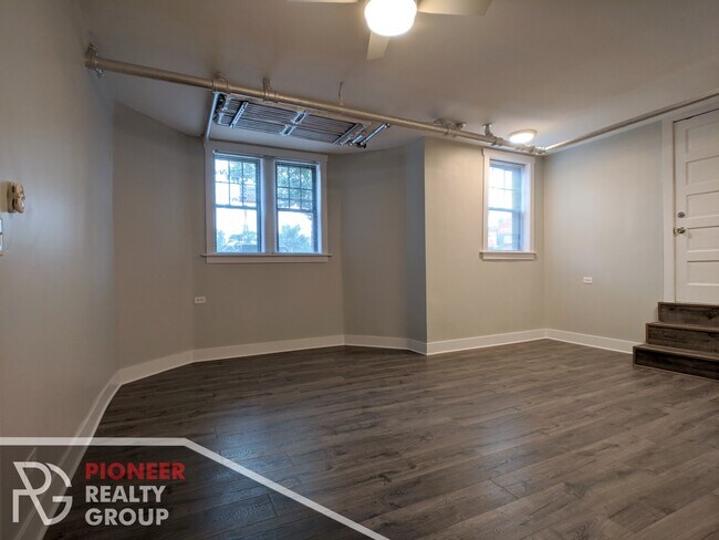 Building Photo - 2348 W Addison St