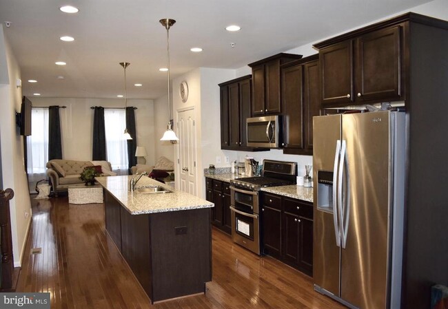 Foto del edificio - 517 Pebblebrook Ln