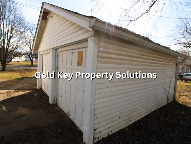 Building Photo - Huge 2 BR 1.5 BA House with Garage, Centra...