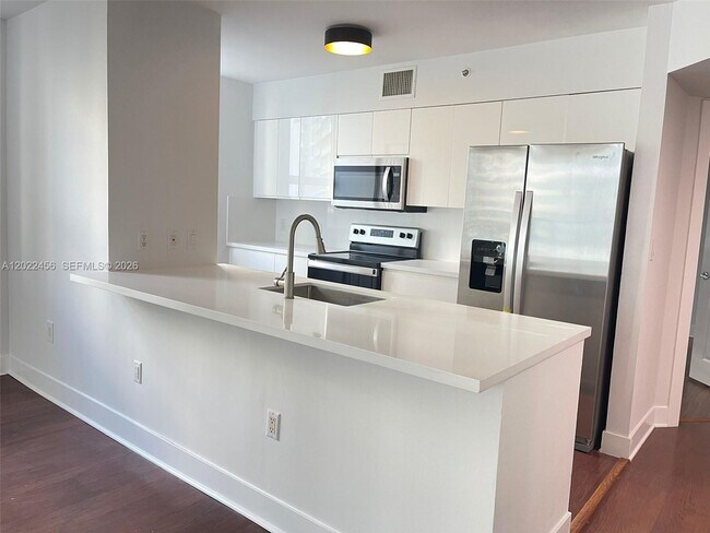 Building Photo - 1155 Brickell Bay Dr