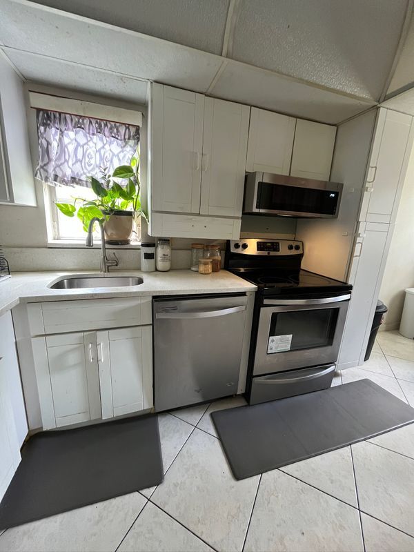 Foto del edificio - 8321 Sands Point Blvd