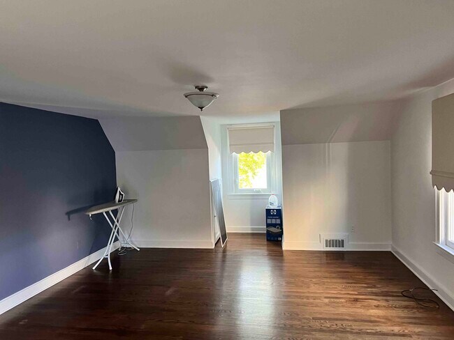 Foto del edificio - 83 Cedar Lake Rd E