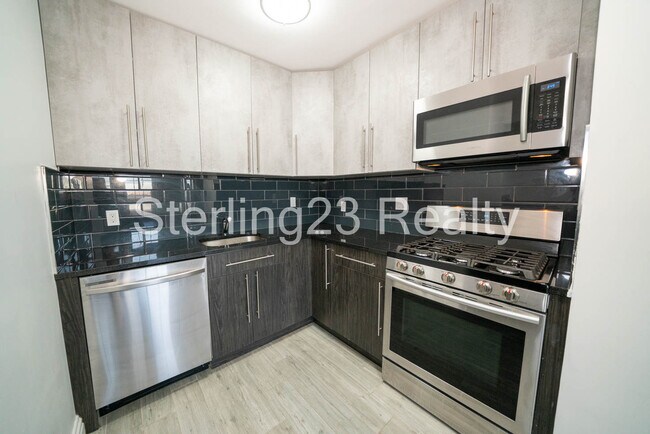 Building Photo - 3315 28th Ave