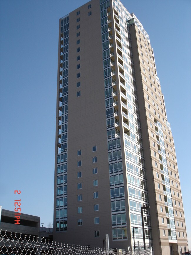 Peninsula Tower - 901 N Penn St