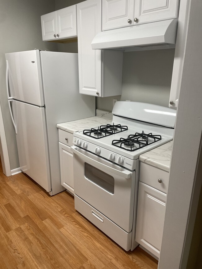 Stove and fridge - 5151 Windy Hill Drive