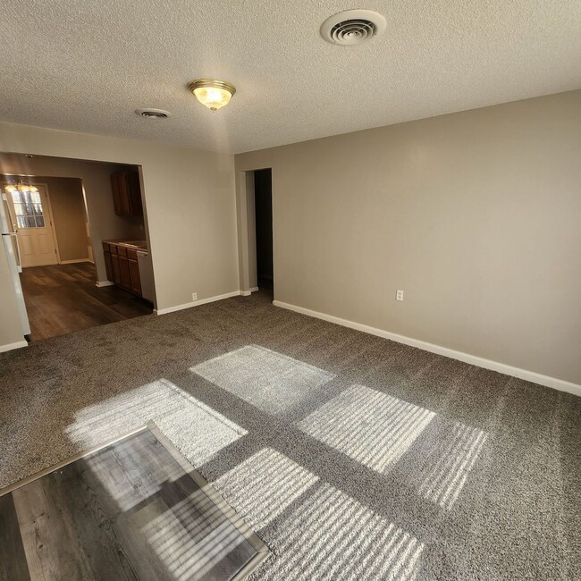 Building Photo - Renovated and refreshed 3 Bedroom, 1 Bathr...