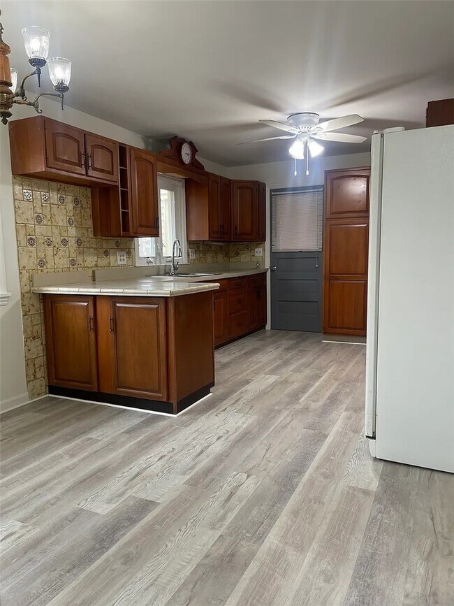 Foto del edificio - 705 Roosevelt Rd