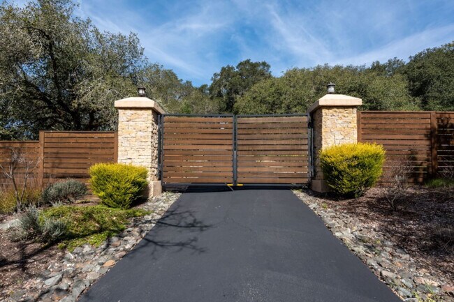 Foto del edificio - 9410 Chalk Hill Rd