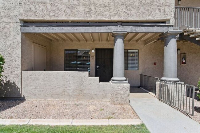 Foto del edificio - Prime poolside corner 2 bedroom 2 bath condo located in the Bella Vita complex.