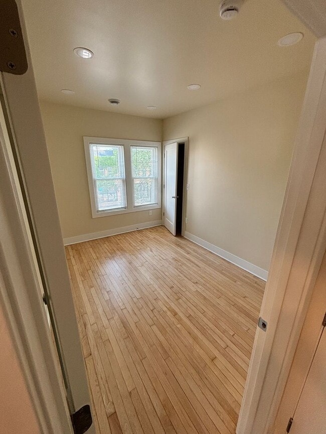 Building Photo - 901-903 E Center St