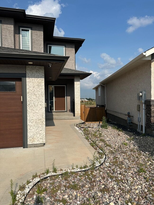 Building Photo - 35 Larry Vickar Dr E